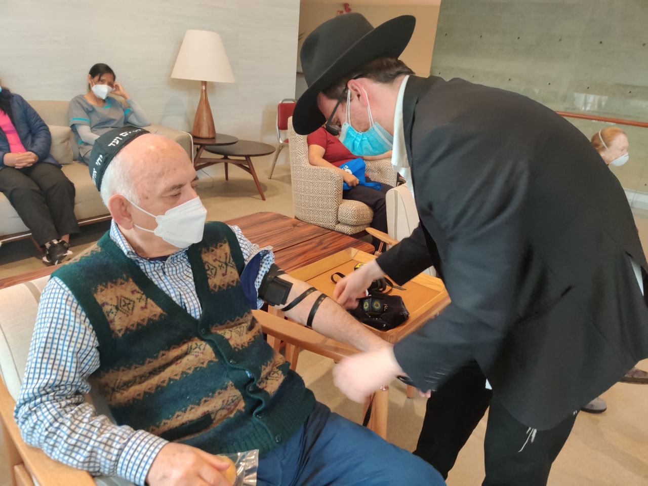 בפעילות עם קשישים יהודים בבית אבות המקומי